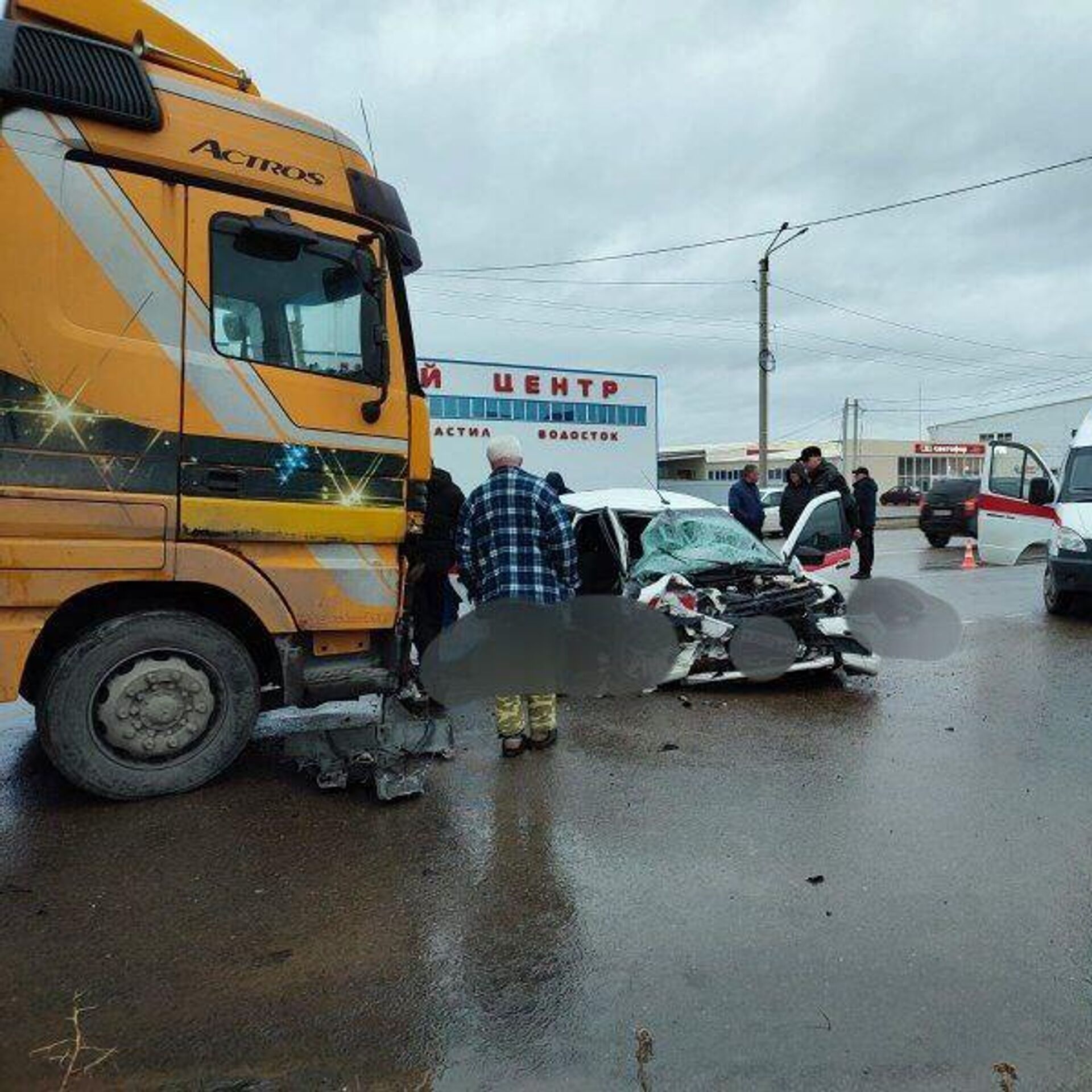 Два человека погибли в столкновении грузового Mercedes и 