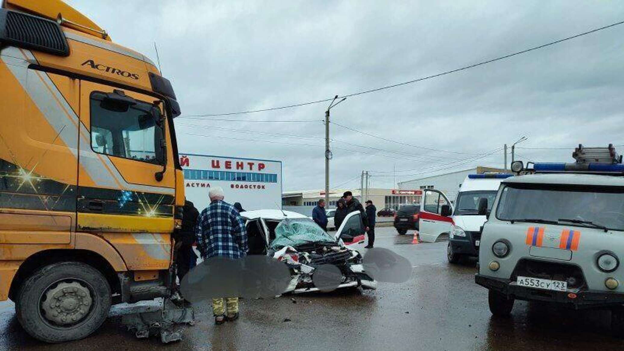 Два человека погибли в столкновении грузового Mercedes и 