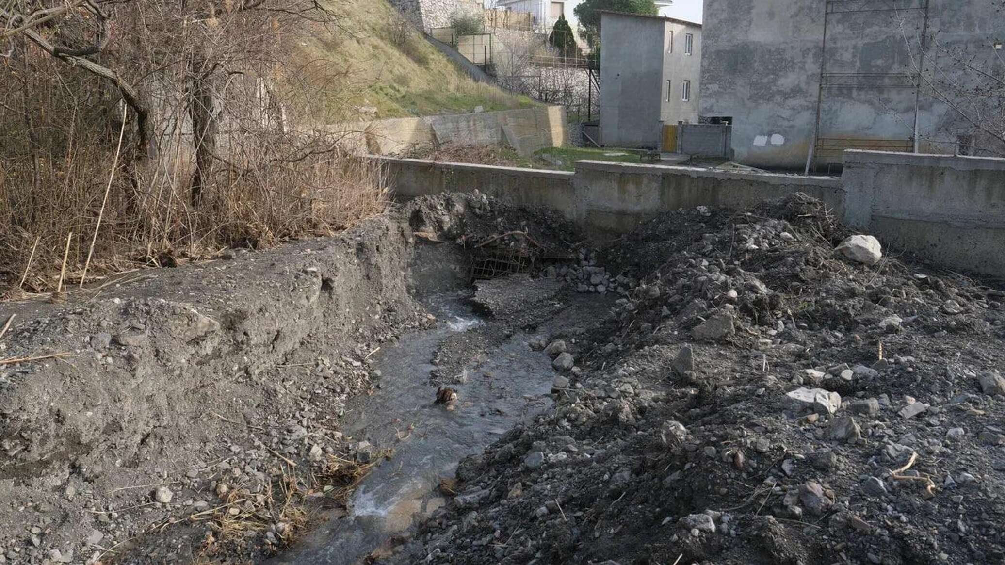 В Ялте назвали причину схода селя и подтопления жилых домов - РИА Новости  Крым, 08.02.2024