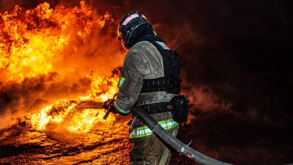Пожарный МЧС России во время тушения крупного возгорания