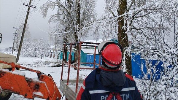 Энергетики восстанавливают электроснабжение в Ростовской области