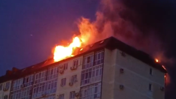 В Анапе загорелось мансардное помещение 11-этажного жилого дома