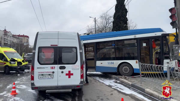 Четыре человека пострадали при столкновении троллейбуса и скорой в Севастополе