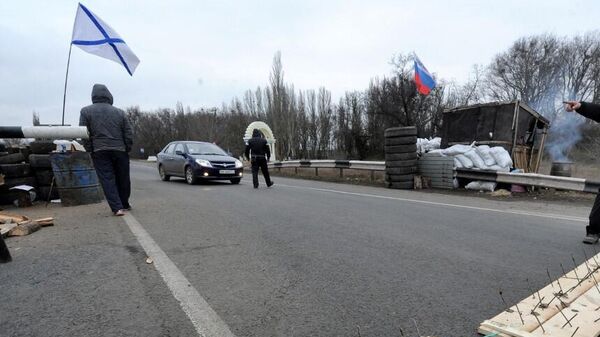 Блок-пост на на шоссе в районе Армянска. Крым, 28 февраля 2014