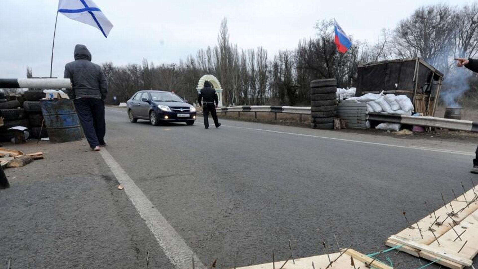 Блок-пост на на шоссе в районе Армянска. Крым, 28 февраля 2014 - РИА Новости, 1920, 15.02.2024