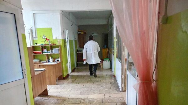 Врач в коридоре больницы в городе Алешки Херсонской области