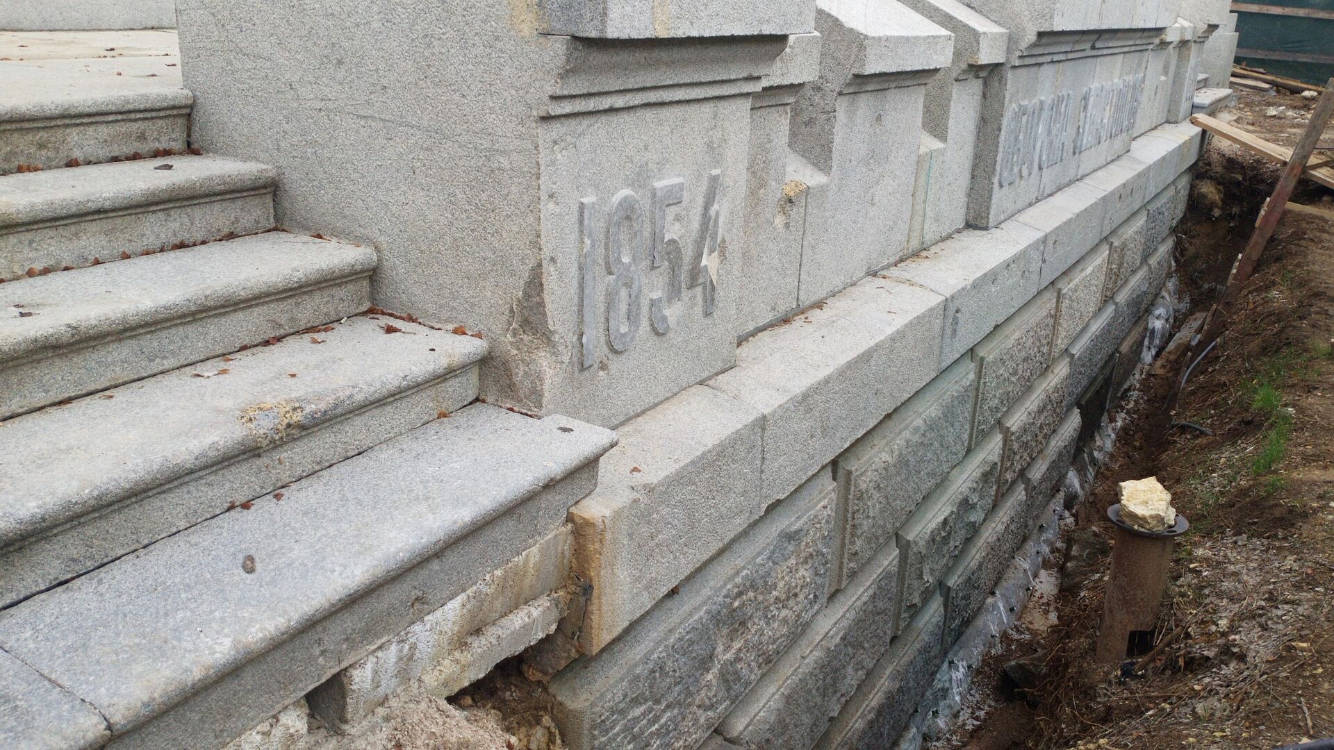 Подпорная стена памятника Э. Тотлебену в Севастополе, обнаруженная во время реставрации фундамента - РИА Новости, 1920, 17.02.2024