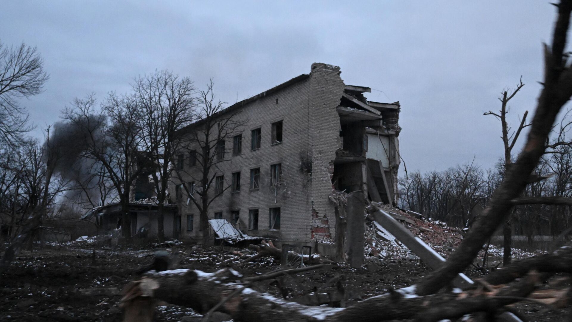 Жилой дом, поврежденный в результате обстрела на территории освобожденной Авдеевки - РИА Новости, 1920, 24.02.2024