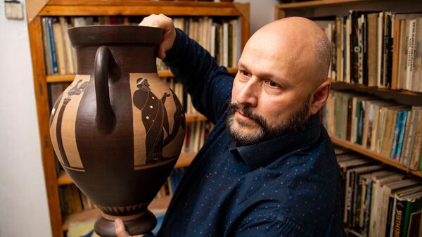 Михаил Королев-Корсун, художник живописи, керамики и графики, преподаватель искусств.