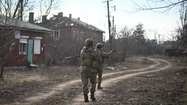 Бойцы ВС России на освобожденной в боях в зоне СВО территории