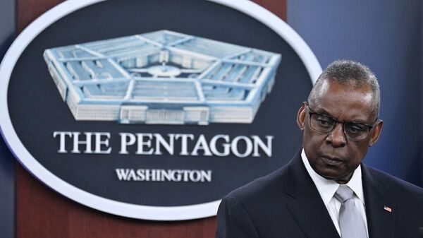 Министр обороны США Ллойд Остин выступает на пресс-конференции в Пентагоне