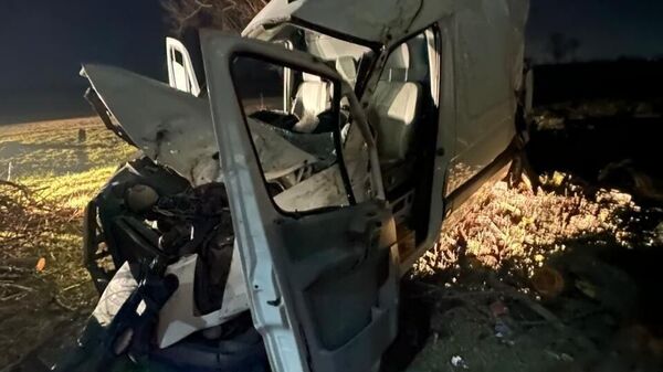 Под Севастополем микроавтобус слетел с дороги и перевернулся - водитель погиб