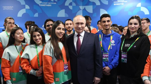 Президент РФ Владимир Путин фотографируется с участниками Всемирного фестиваля молодёжи