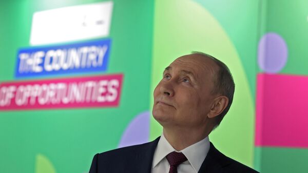 Президент РФ Владимир Путин посетил Всемирный фестиваль молодежи