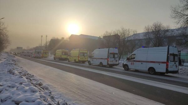 Машины скорой помощи транспортируют пострадавших при взрыве на Шагонарской ТЭЦ