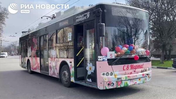 Праздничные троллейбусы начали курсировать по городам Крыма