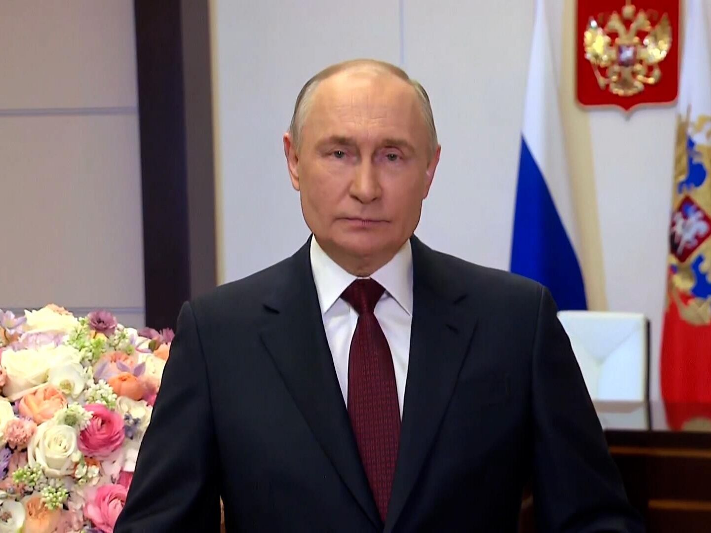 Путин с цветами с днем рождения