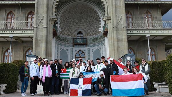 Пятидневный крымский визит 33-х иностранных делегатов - участников Всемирного фестиваля молодежи