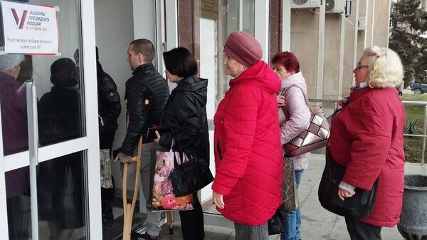Люди идут на избирательные участки в Керчи