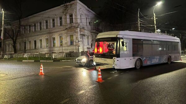 Подросток пострадал в аварии BMW и троллейбуса в Симферополе