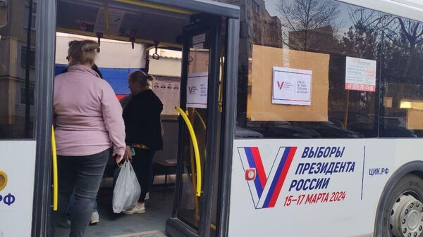 Голосование в автобусе на выборах президента России в Симферополе