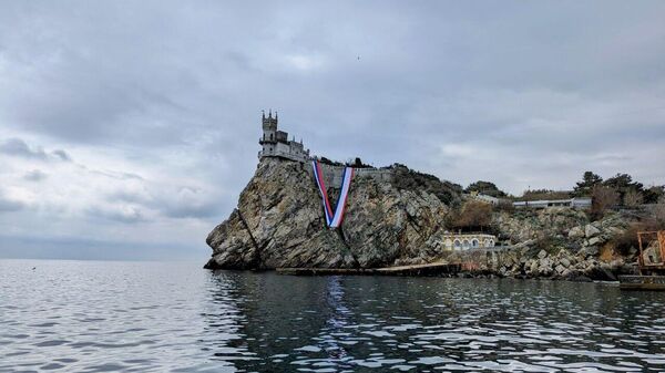 На скале в Ялте развернули 28-метровые флаги России и Крыма