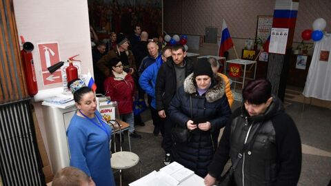 В Геническе Херсонской области выстроились очереди на участках в третий день голосования по выборам президента России