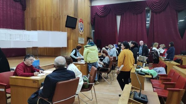 Члены участковых избирательных комиссий сдают протоколы итогов голосования в теризбирком Железнодорожного района Симферополя
