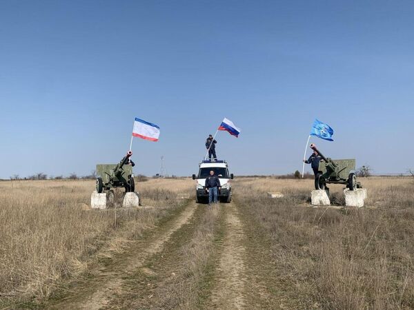 Специалисты МЧС Крыма развернули флаги Крыма и России на острове Русский на севере полуострова Специалисты МЧС Крыма развернули флаги Крыма и России на острове Русский на севере полуострова