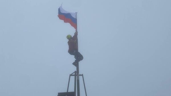 Спасатели КРЫМ-СПАС развернули флаги на вершине горы Ай-Петри