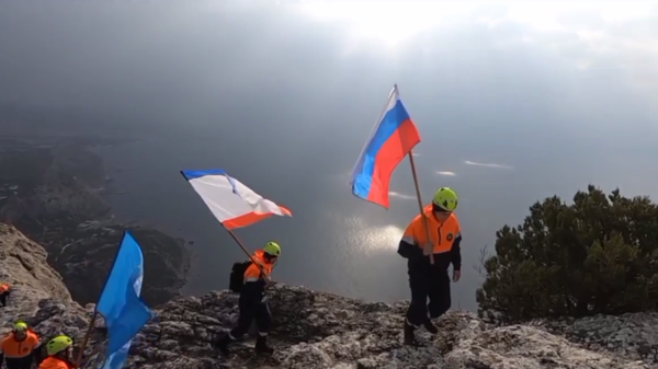 Спасатели МЧС России развернули флаги Крыма и России на горе Сокол в Судаке