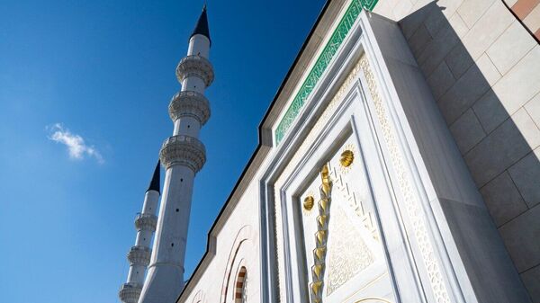 Международные наблюдатели побывали с экскурсией в соборной мечети Симферополя