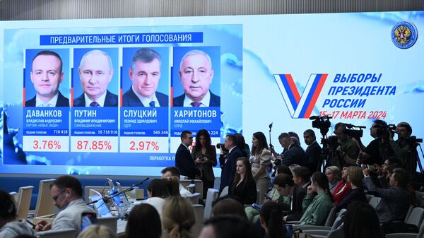 Экраны в Информационном центре Центральной избирательной комиссии РФ с предварительными итогами голосования на выборах президента РФ.