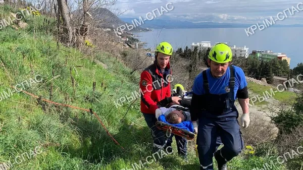 В Алуште мужчина сорвался с 20-метрового обрыва