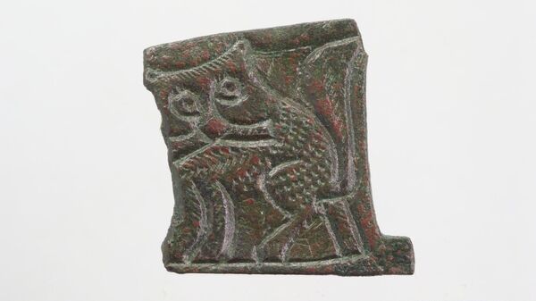 Фрагмент средневековой бронзовой пряжки с изображением кота