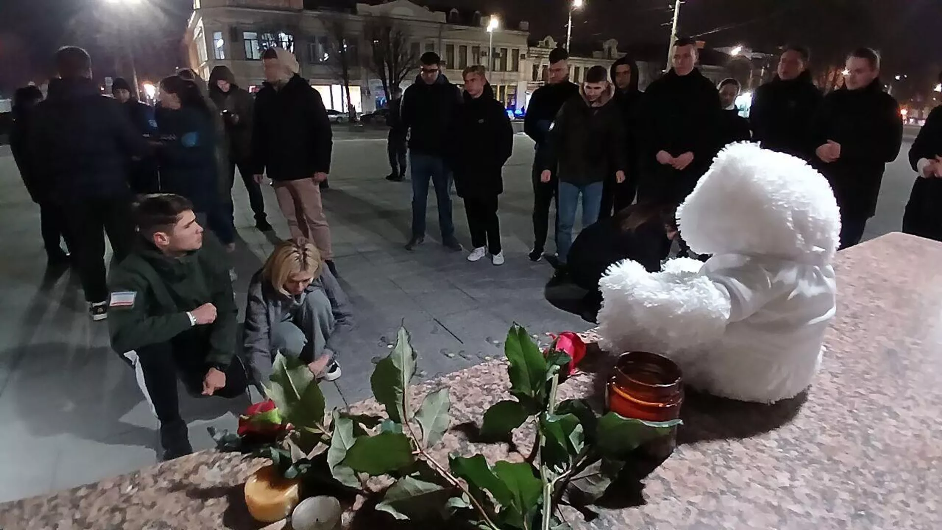 Стихийный мемориал открылся в Симферополе после теракта в Крокус Сити - РИА Новости, 1920, 22.03.2024