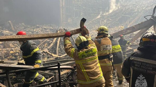 Спасатели разбирают завалы после теракта в Крокус Сити Холле в Подмосковье