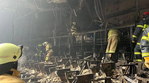 Спасатели разбирают завалы после теракта в Крокус Сити Холле в Подмосковье