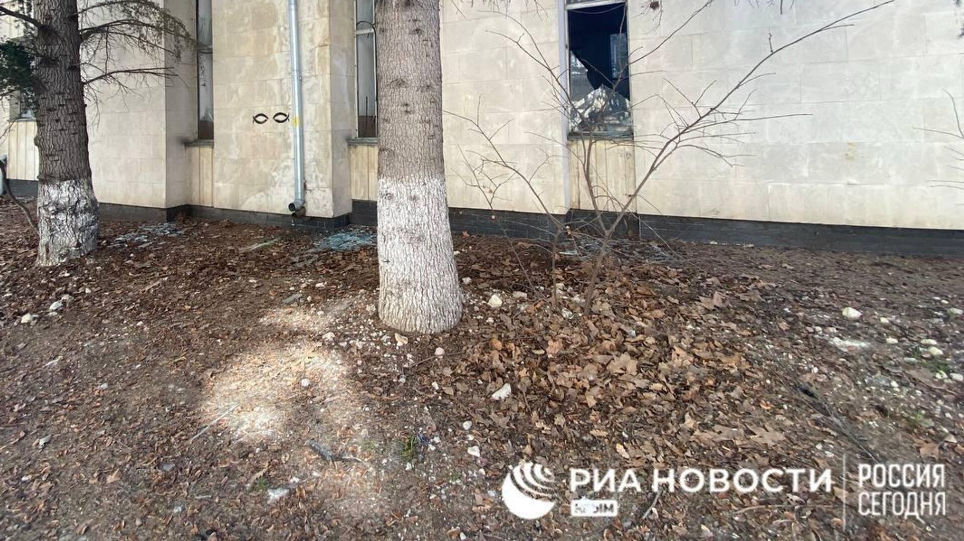 Повреждения зданий после массированной атаки ВСУ на Севастополь - РИА Новости, 1920, 26.03.2024