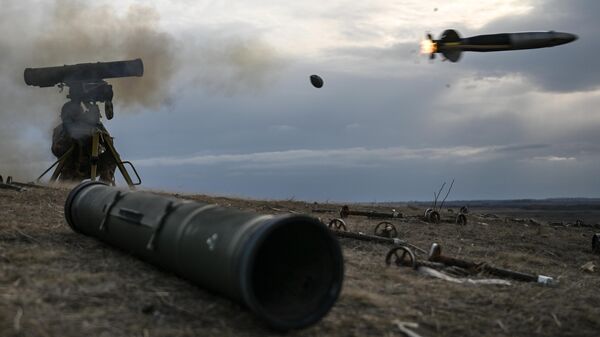Военнослужащий ВС РФ стреляет из противотанковых ракетных комплексов (ПТРК) Корнет 
