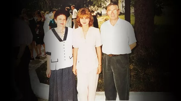 Мать Татьяна Запорожец, дочь Анна Белоус и отец Валентин Хребтов на выпускном Анны из Мединститута в Симферополе