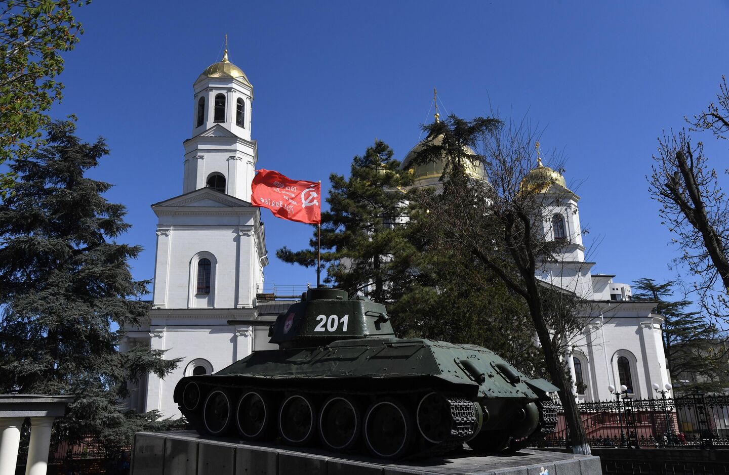 Танк ОТ-34 - памятник освободителям Симферополя в сквере Победы у Александро-Невского собора. Танк ОТ-34 - памятник освободителям Симферополя в сквере Победы у Александро-Невского собора.