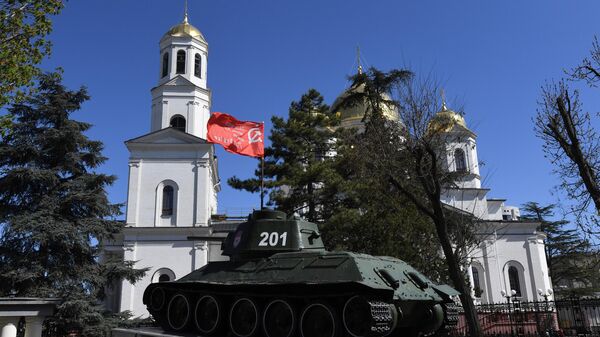 Танк ОТ-34 - памятник освободителям Симферополя в сквере Победы у Александро-Невского собора.