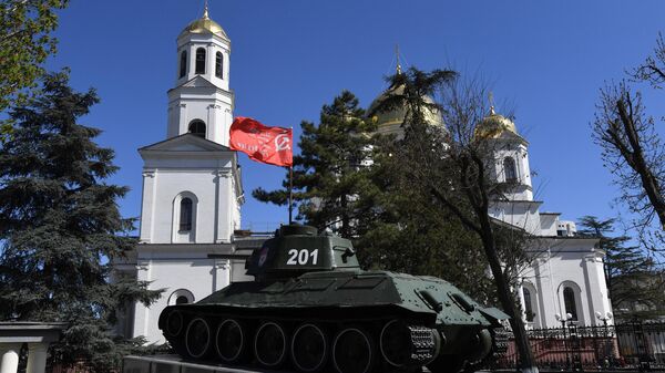 Танк ОТ-34 - памятник освободителям Симферополя в сквере Победы у Александро-Невского собора.