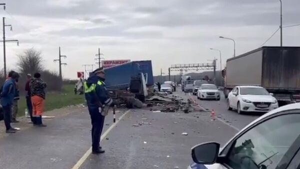 Водитель погиб в ДТП при столкновении фуры с ГАЗелью на трассе Краснодар – Вехнебаканский