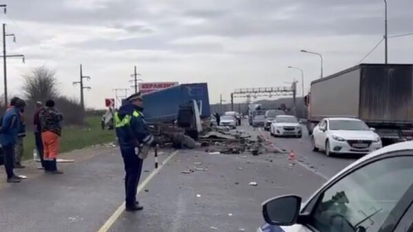 Водитель погиб в ДТП при столкновении фуры с ГАЗелью на трассе Краснодар – Вехнебаканский