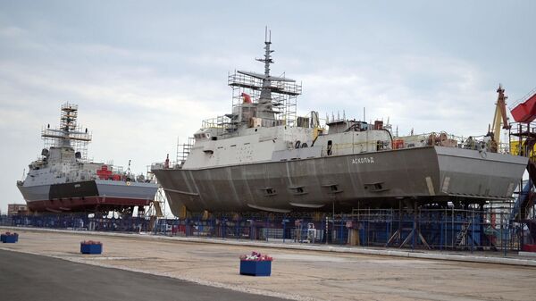Строящиеся малые ракетные корабли Циклон и Аскольд на стапелях судостроительного завода Залив в Керчи.