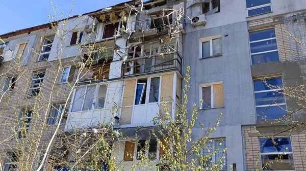Последствия удара ВСУ реактивными снарядами по жилым домам в Каховке