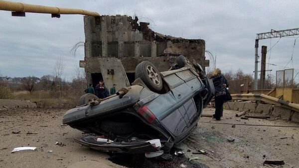Путепровод с находившимися на нем двумя автомобилями обрушился в Смоленской области