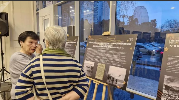 Посетители на открытии выставки 80 лет освобождения Крыма. История великого подвига в Баку